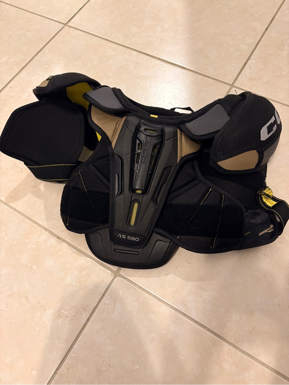 CCM  AS 580 Shoulder Pads - Black JR large
